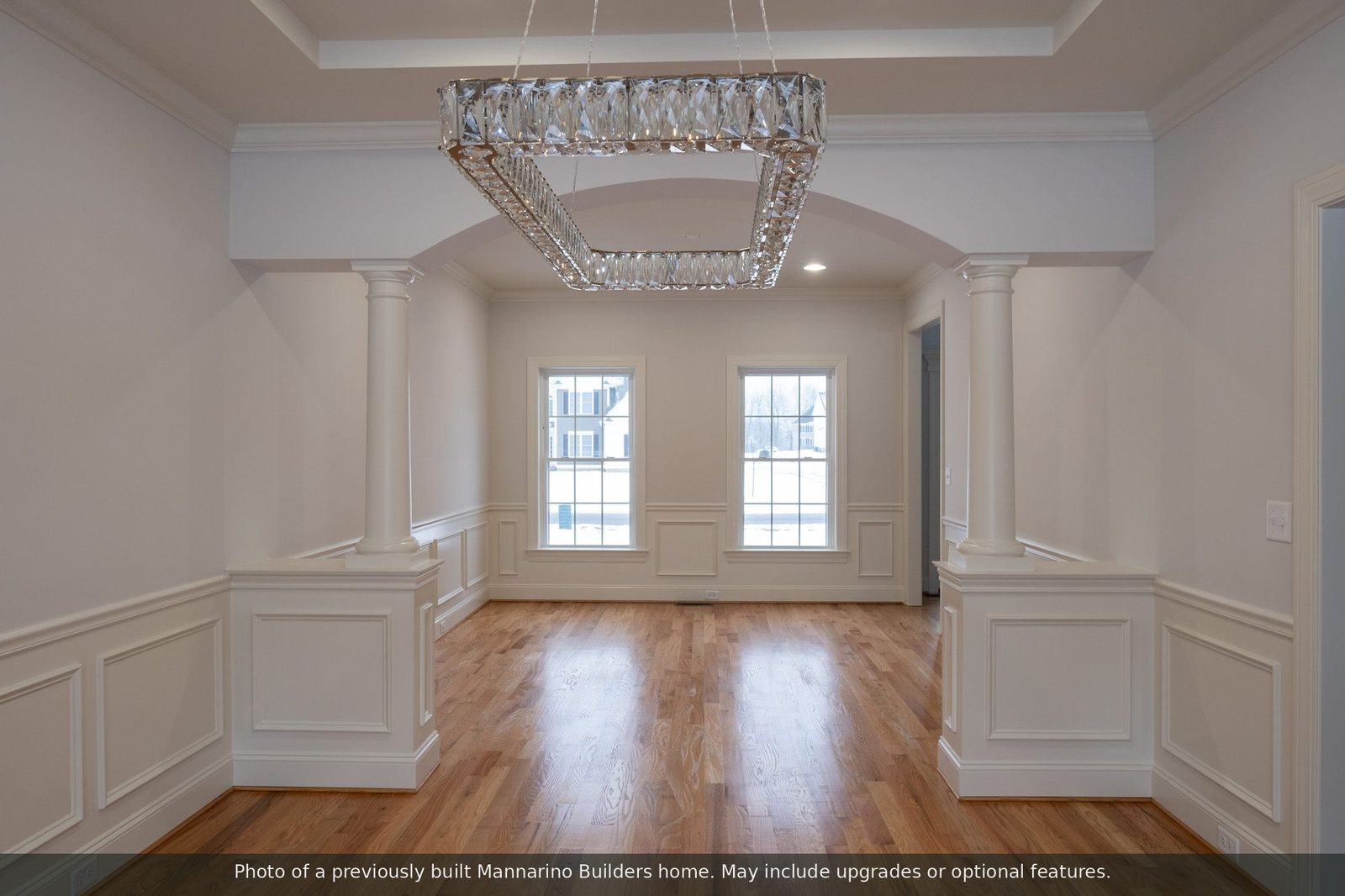 The Jamestown: dining room with columns